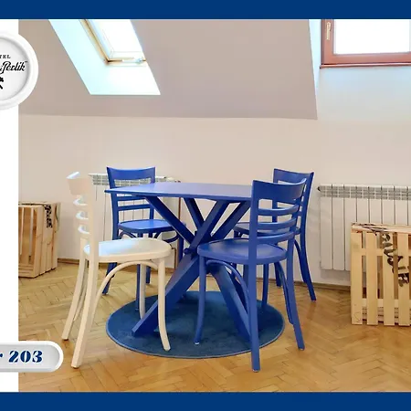 Mlotek I Perlik Hostel *